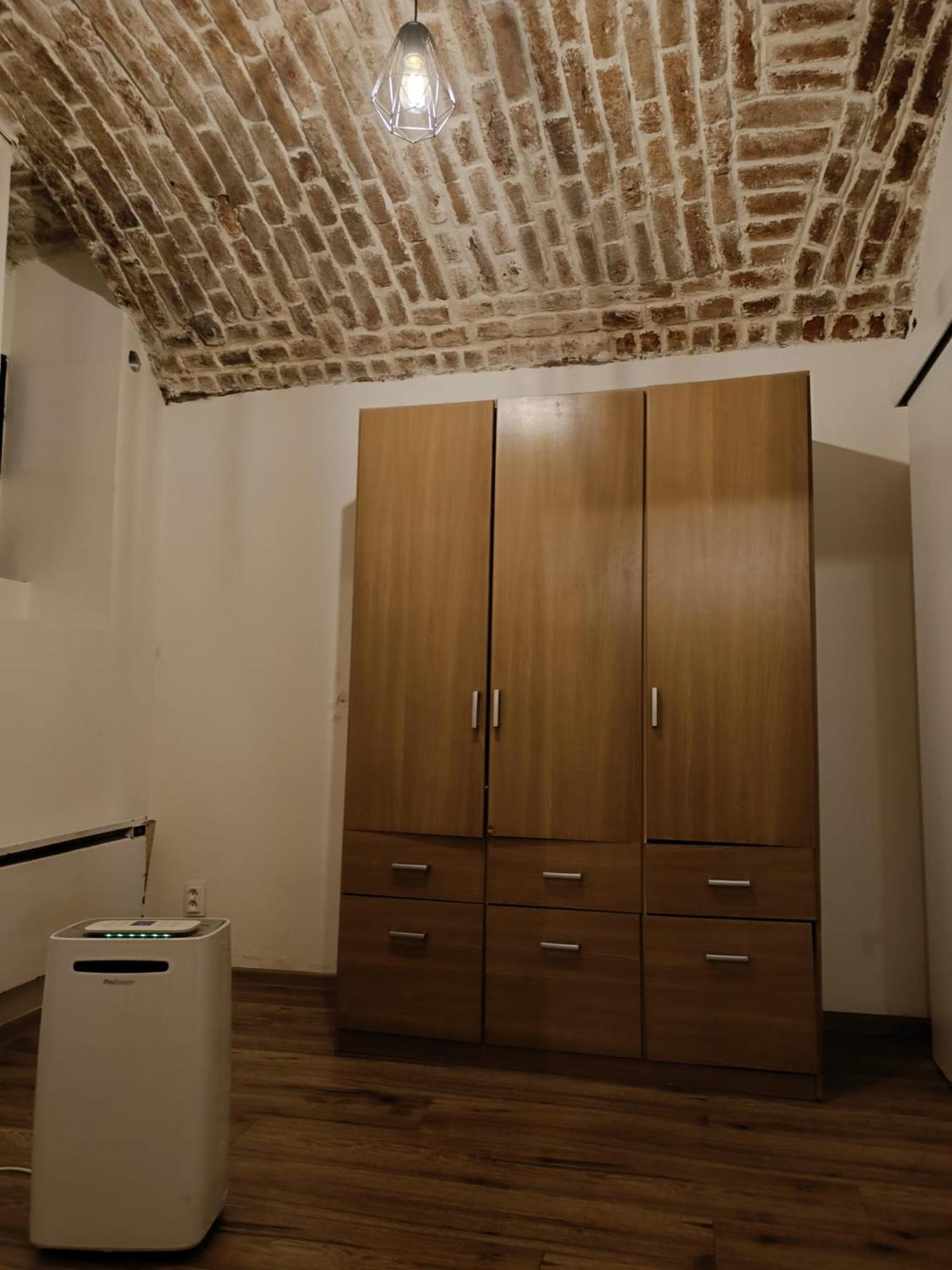 Basic Underground Apartments Next To The Center - Best Tram Line, Cool Local Area Praga Quarto foto